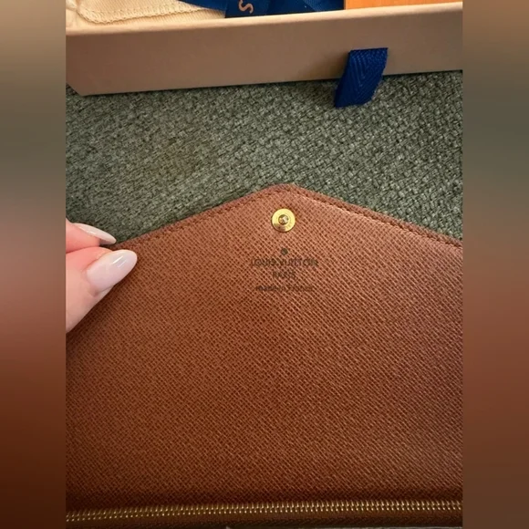 Louis Vuitton Sarah Wallet - Picture 6 of 10